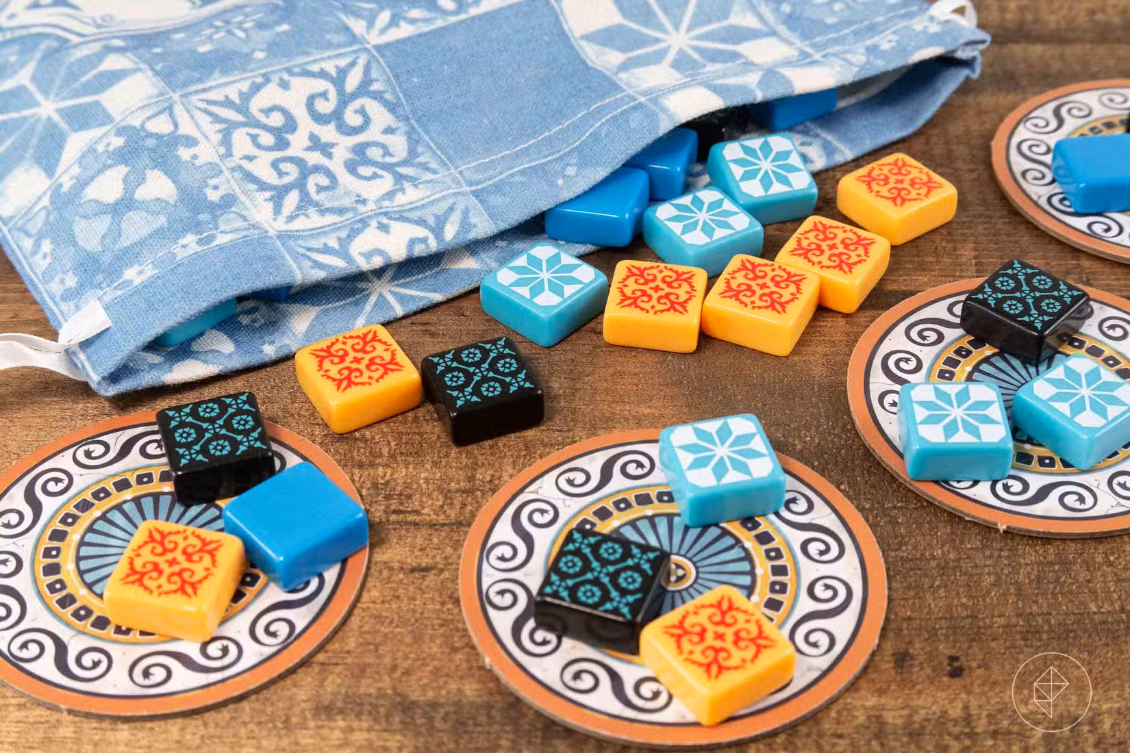 Uma sacola com peças multicoloridas saindo do jogo de tabuleiro Azul
