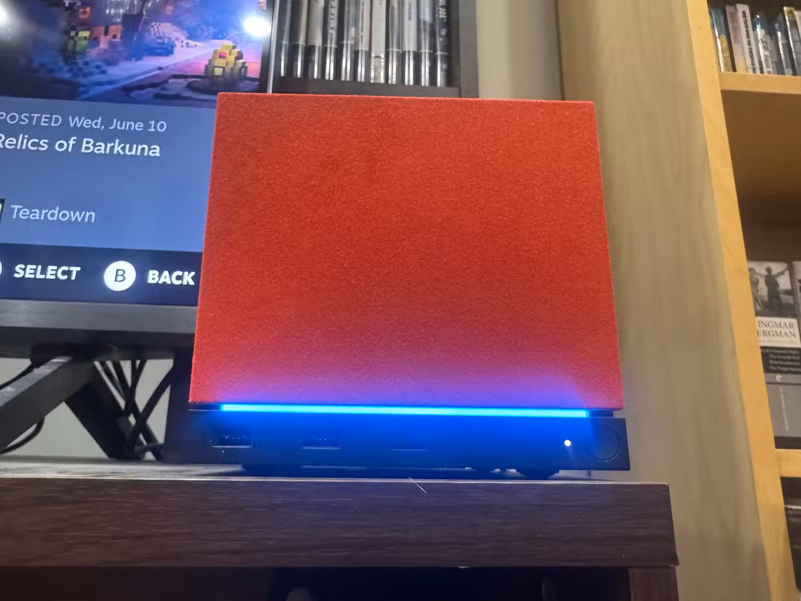 Uma máquina a vapor com uma placa vermelha fica em um centro de entretenimento.