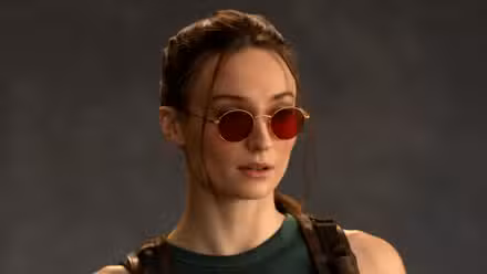 Foto de imprensa de Sophie Turner como Lara Croft