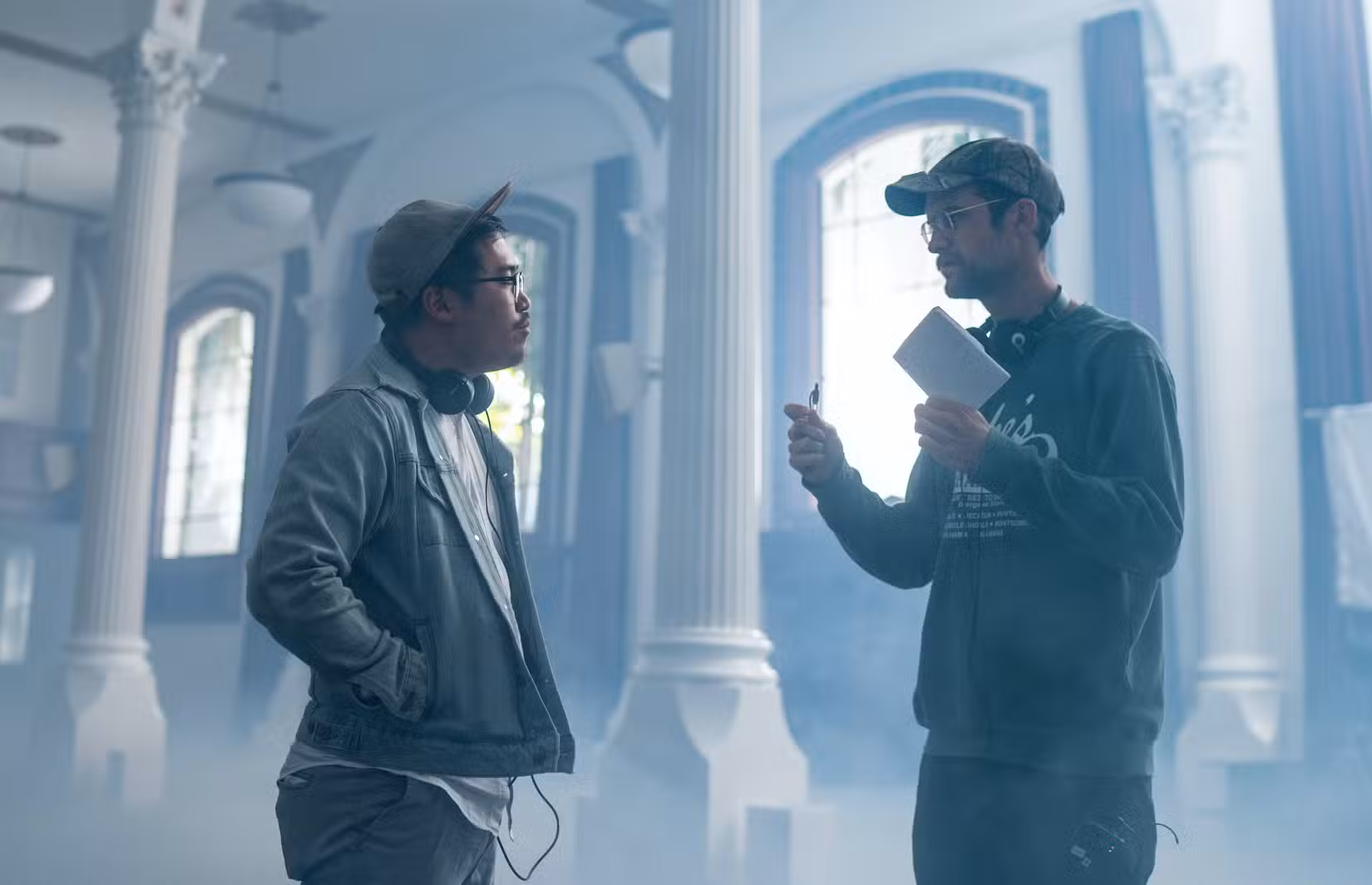 Daniel Kwan e Daniel Scheinert em um set todo branco para Everything Everywhere All At Once