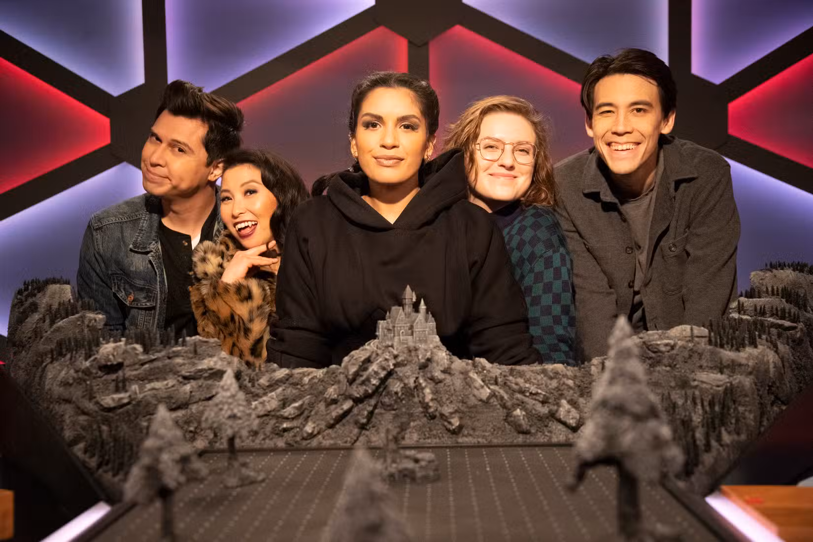 O elenco de Coffin Run sorri para a câmera na cúpula da Dimensão 20. LtR: Carlos Luna, Erika Ishii, Jasmine Bhullar, Isabella Roland e Zac Oyama.