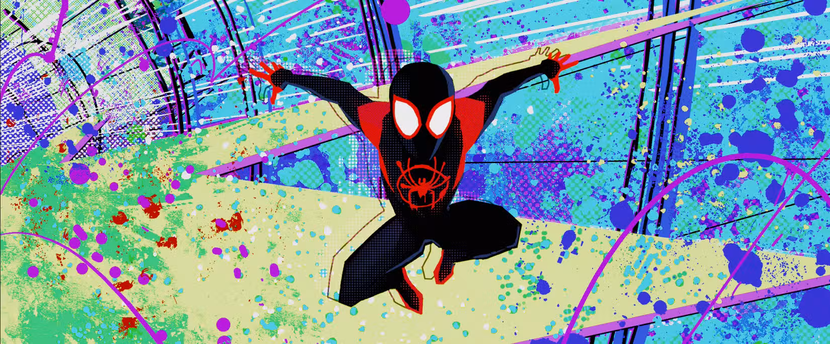 Miles Morales salta pela máquina do portal dimensional enquanto ela explode em uma variedade de cores e texturas em Homem-Aranha: No Aranhaverso