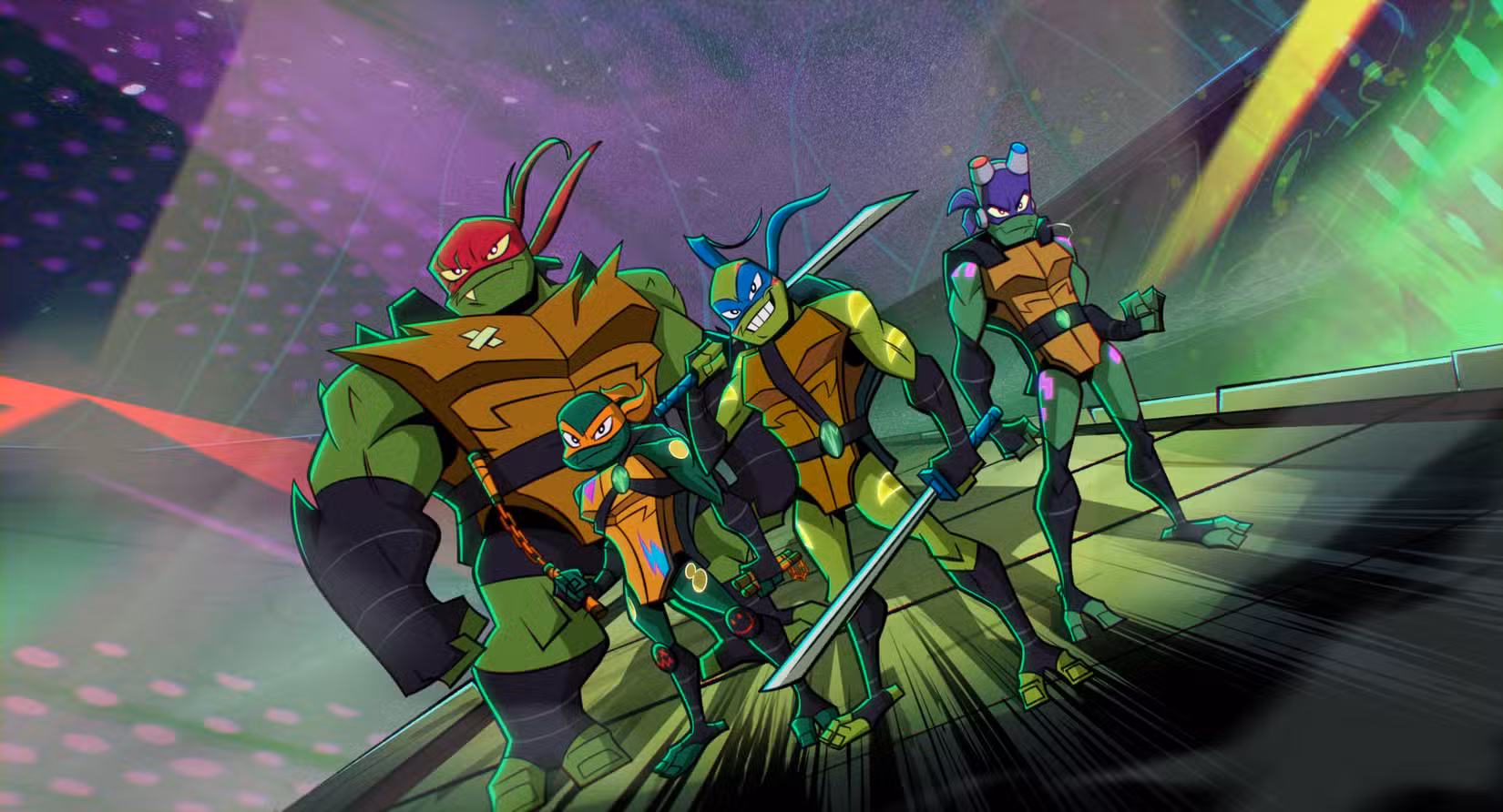 As tartarugas em Rise of the Teenage Mutant Ninja Turtles: The Movie se preparam para lutar, com suas armas em punho, em uma paisagem urbana colorida e cheia de luzes.