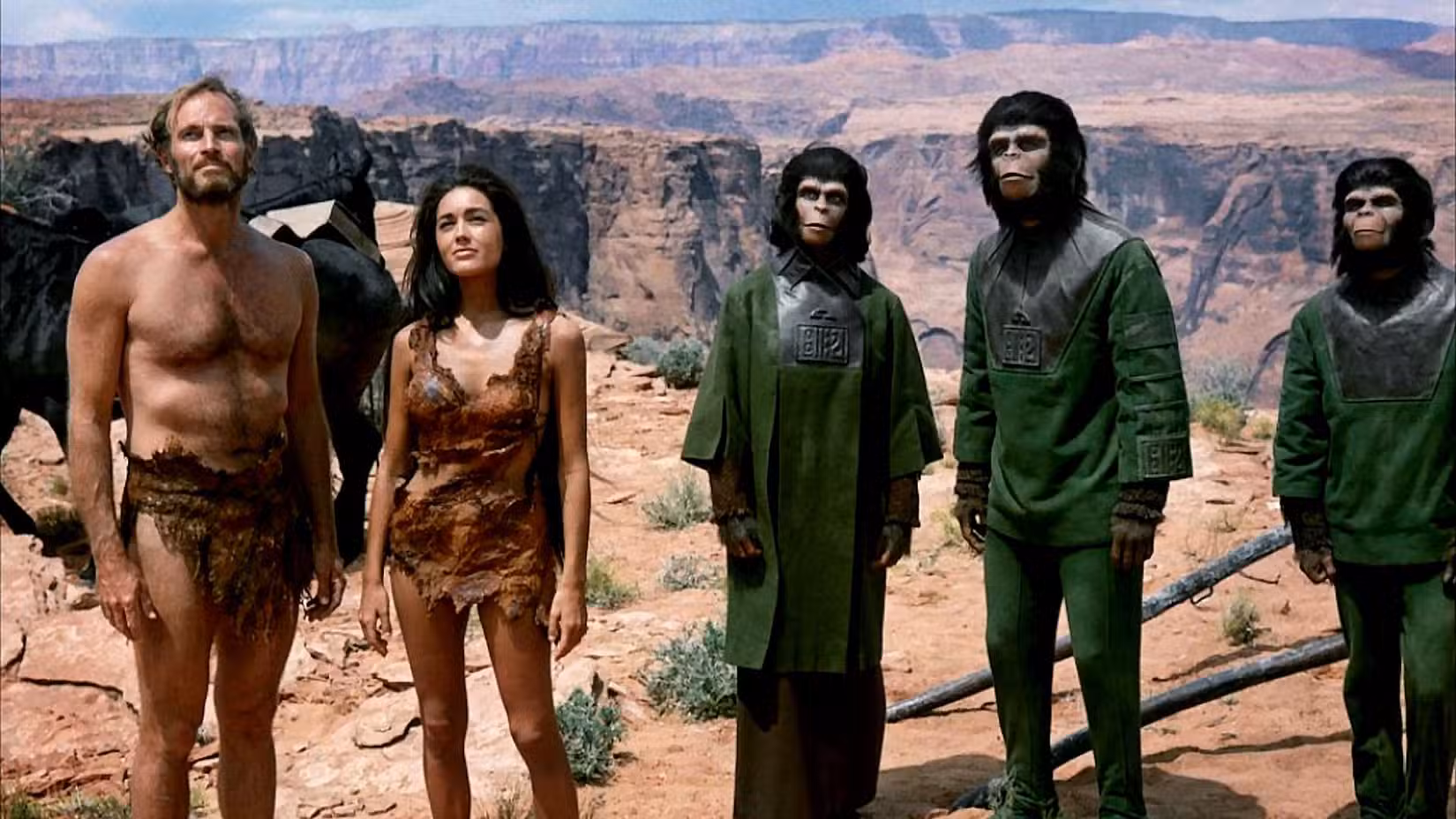 Charlton Heston, Linda Harrison e as estrelas do Planeta dos Macacos original de 1968