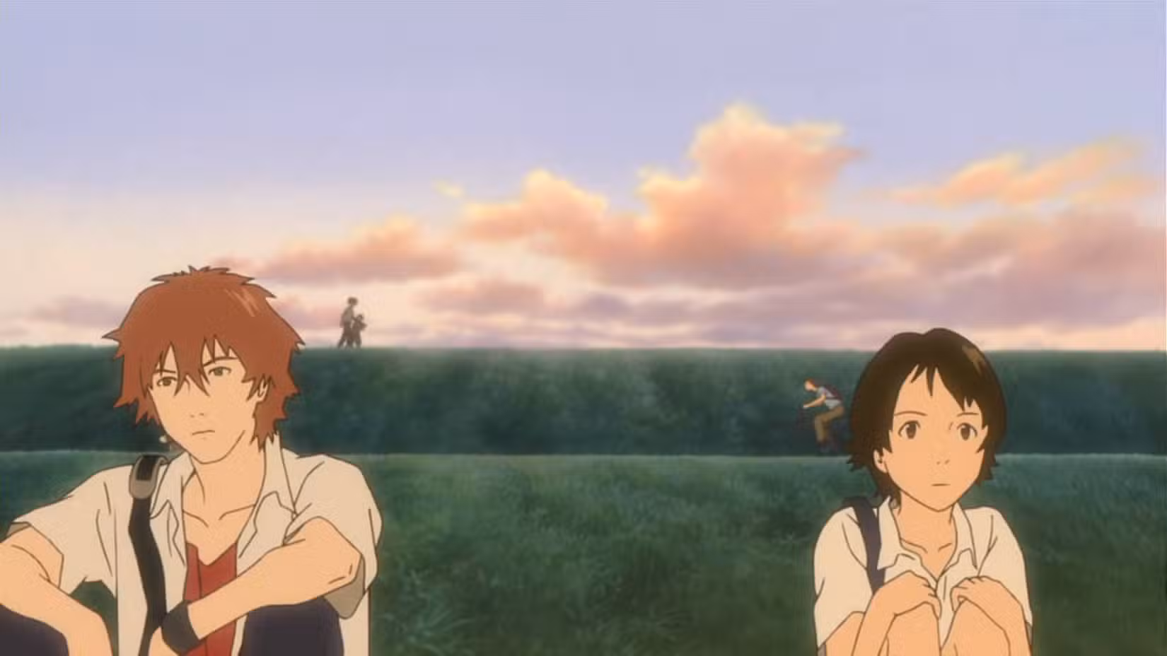 Dois jovens adultos sentam-se um ao lado do outro, com alguma distância entre eles, em The Girl Who Leapt Through Time.