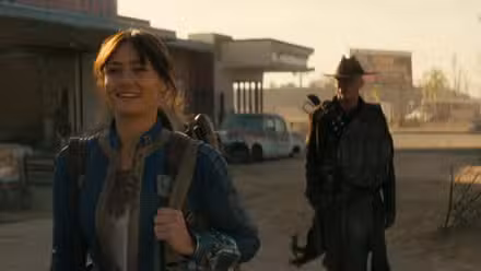 Lucy (Ella Purnell) e The Ghoul (Walton Goggins) viajando em direção a New Vegas na 2ª temporada de Fallout.
