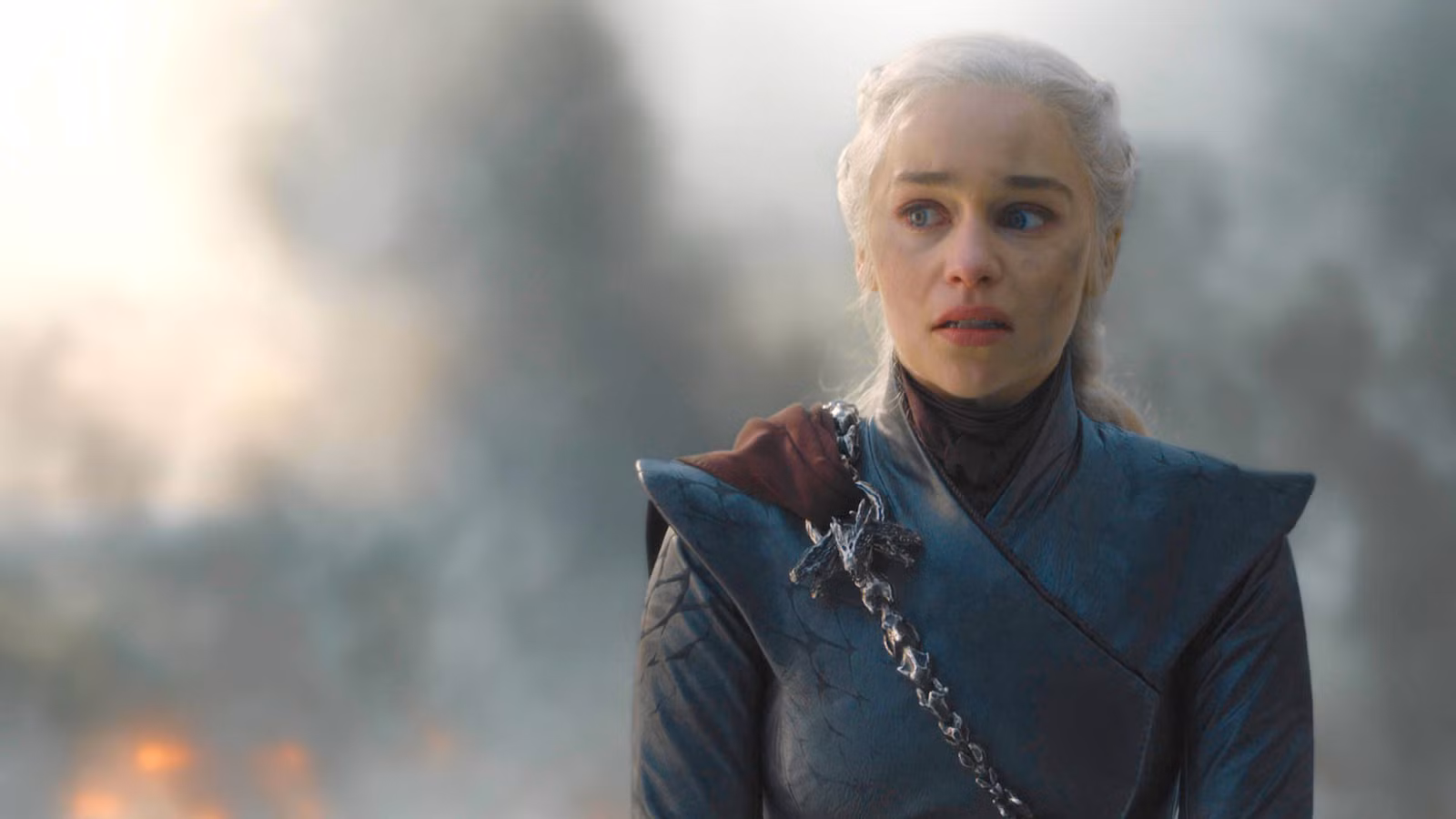 Daenerys olhando seriamente enquanto a fumaça sobe atrás dela na 8ª temporada de Game of Thrones