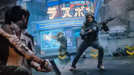 Um soldado em Black Ops 7 agachado atrás de uma parede com uma pistola equipada, olhando para dois inimigos no hardpoint com um deles atirando em uma direção diferente.