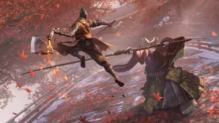 Lobo salta sobre um inimigo segurando uma longa lança em Sekiro: Shadows Die Twice
