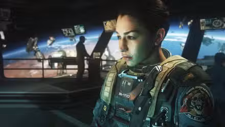 Um soldado futurista contempla o Game Pass enquanto está em uma estação espacial em Call of Duty Infinite Warfare