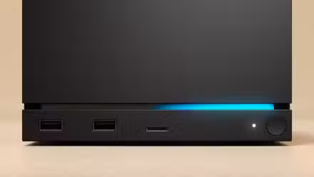 máquina a vapor close-up na faixa de LED, botão liga / desliga e portas