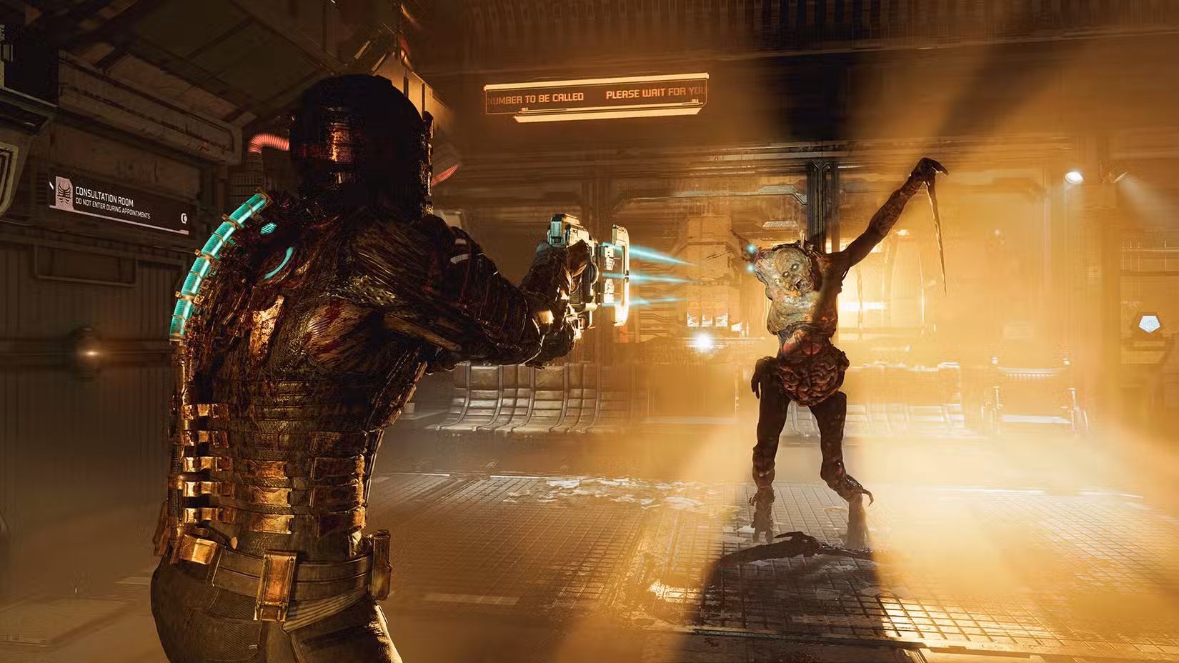 Dead Space (2023) – Isaac Clarke aponta seu cortador de plasma para os membros de um aterrorizante necromorfo morto-vivo e seus membros longos e delgados.