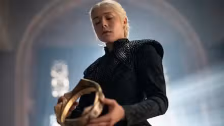 Rhaenyra Targaryen (Emma D'Arcy) olha para sua coroa em uma foto da 3ª temporada de House of the Dragon