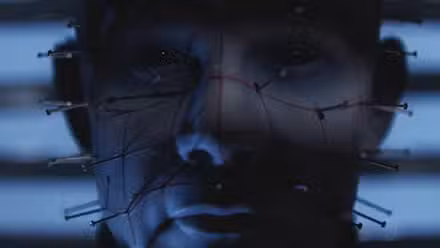 Um close do rosto de Pinhead em Hellraiser: Revival, de Clive Barker