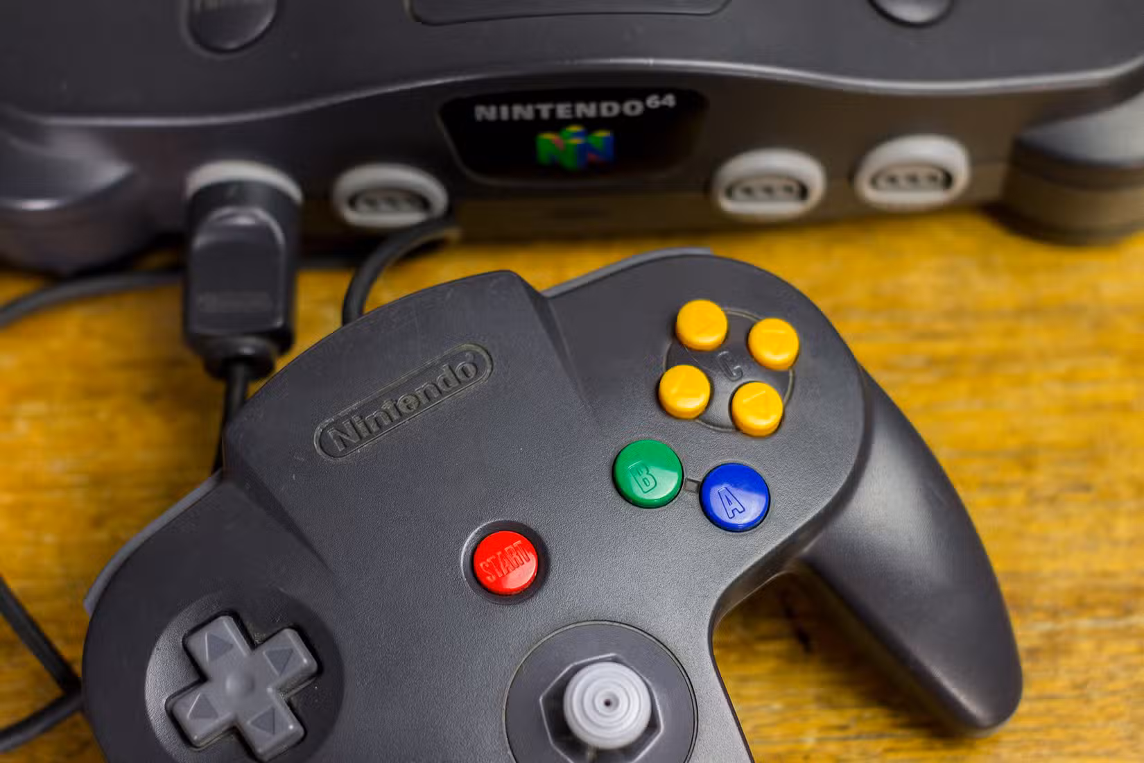 Controle Nintendo 64 com console atrás