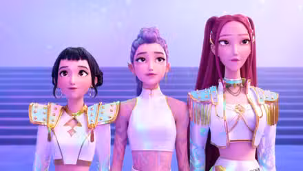 Uma captura de tela do KPop Demon Hunters da Netflix. Mostra Zoey, Rumi e Mira juntas, vestidas de branco.