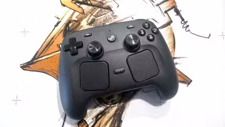 Um controlador Steam fica sobre um mousepad branco.