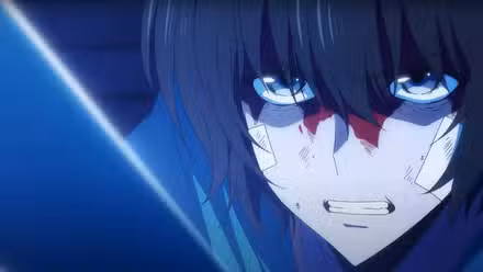 Sung Jin-woo do anime Solo Leveling está em um quarto escuro com sangue no rosto e uma espada nas mãos 