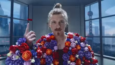 Tom Holland usando flores de Midsommar em um comercial de LEGO