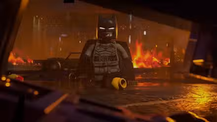 Lego Batman (2026) da TT recria a cena icônica de The Batman, onde o super-herói caminha lentamente em direção ao Pinguim, que está preso em um carro acidentado de cabeça para baixo. 