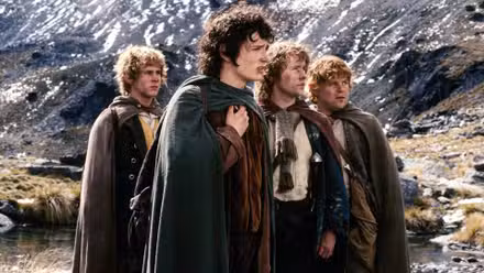 Hobbits Merri, Frodo, Pippin e Samwise em uma foto de O Senhor dos Anéis: A Sociedade do Anel
