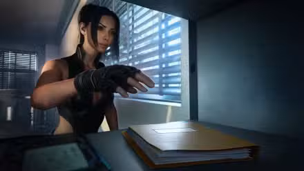 Julia Black rouba um arquivo de um cofre no MindsEye.