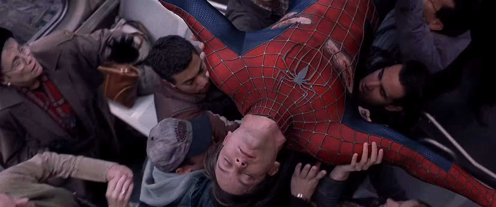 O Homem-Aranha de Tobey Maguire é transportado em um trem por passageiros em Homem-Aranha 2.