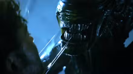 Um Xenomorfo atacando um humano, com os dentes primeiro, em Alien: Earth