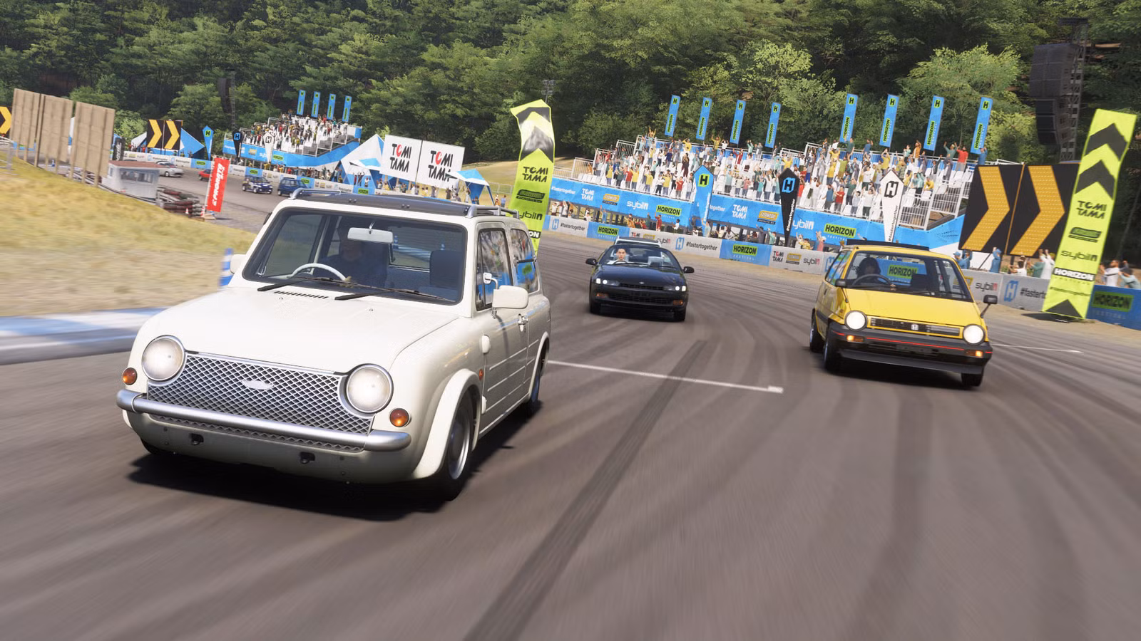 Carros dirigindo em uma pista com uma multidão assistindo nas arquibancadas do Forza Horizon 6.