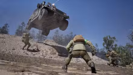 Um humvbee 4x4 saltando sobre uma pilha de escombros com três soldados embaixo dele em Wardogs.