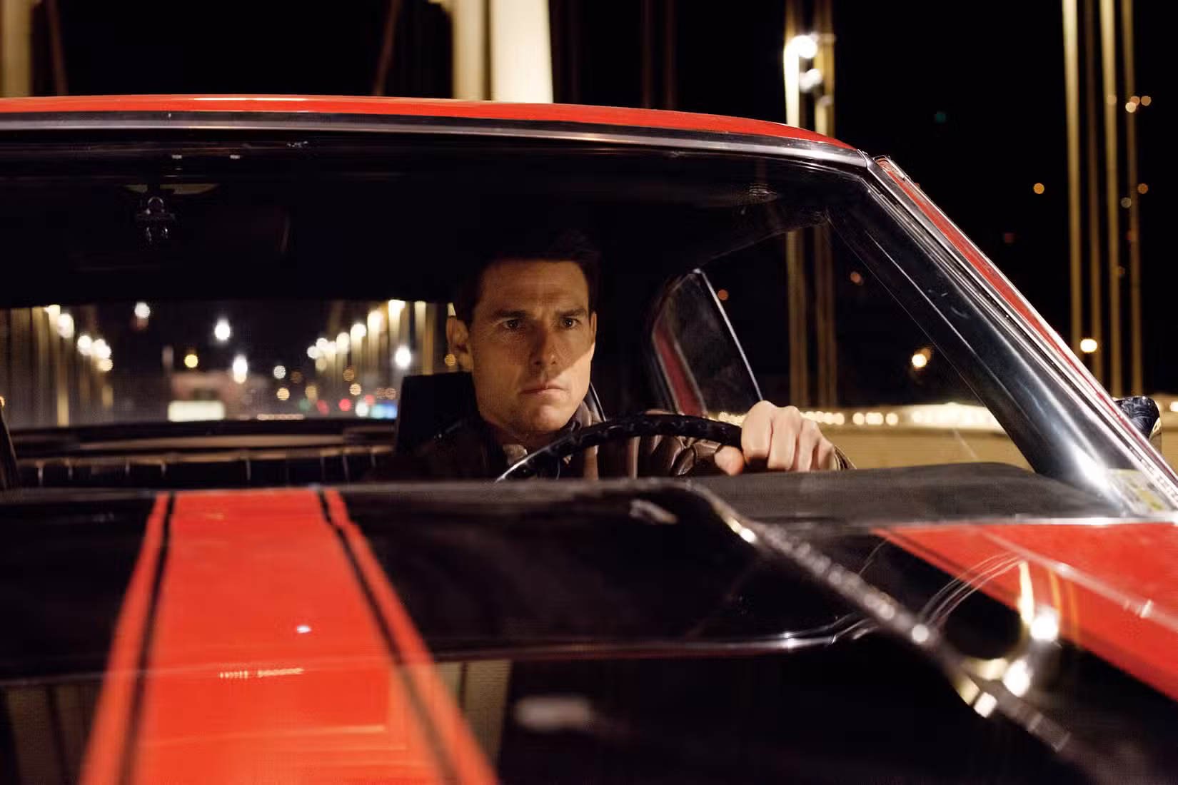 Tom Cruise parece determinado ao volante de um muscle car legal