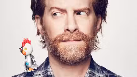 a galinha robô da galinha robô fica no ombro direito de Seth Green, que está cauteloso