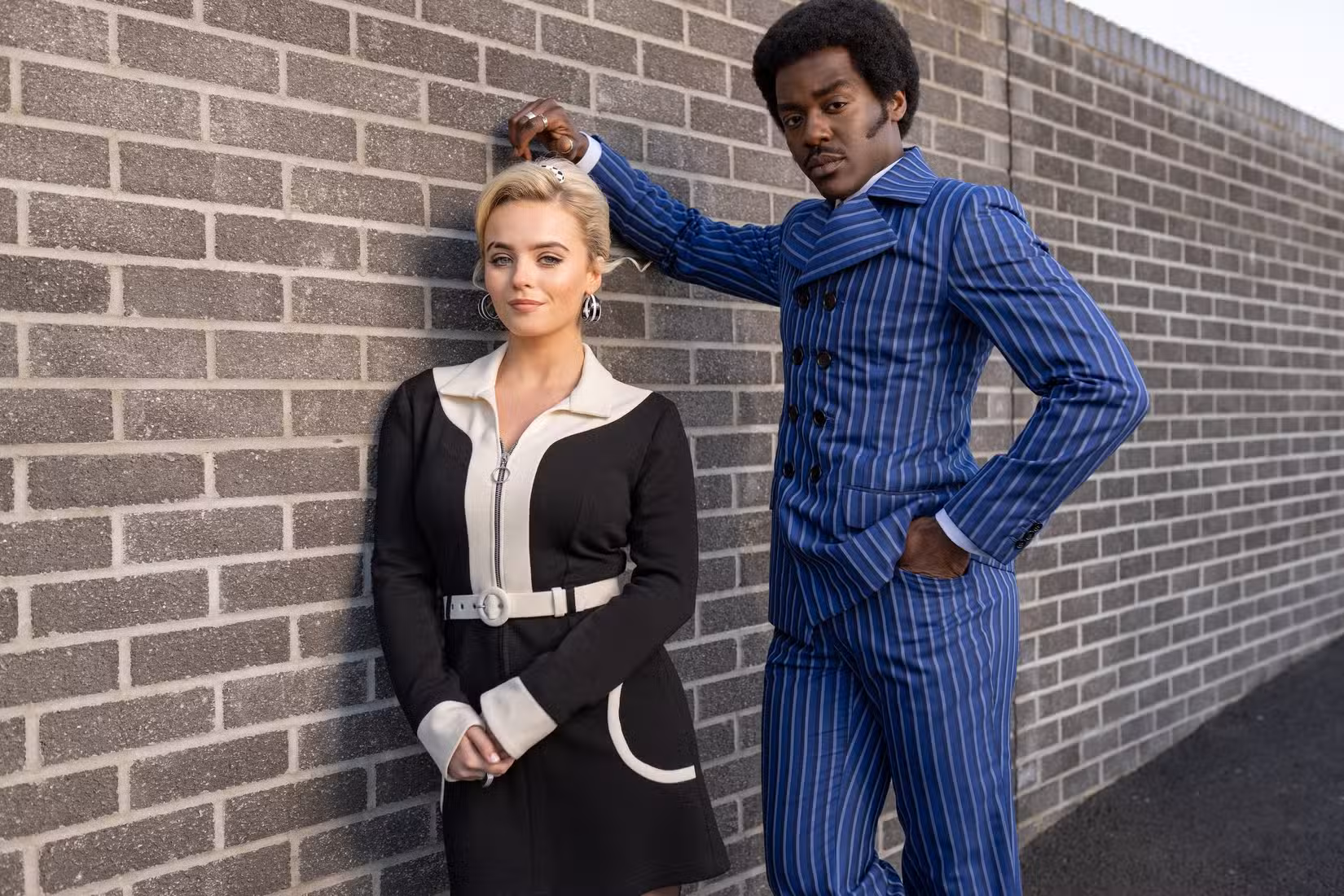 O Décimo Quinto Doctor e seu companheiro Ruby Sunday no assassino dos anos 60 se encaixam na nova temporada de Doctor Who
