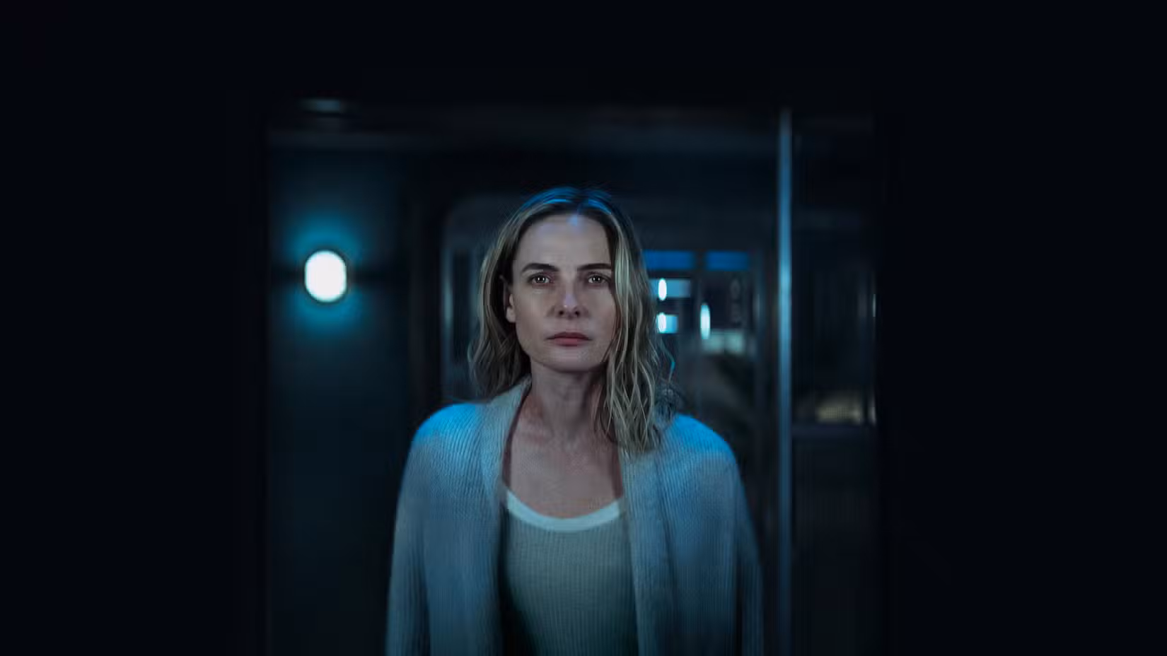 Juliette Nichols (Rebecca Ferguson) avança atentamente em Silo.