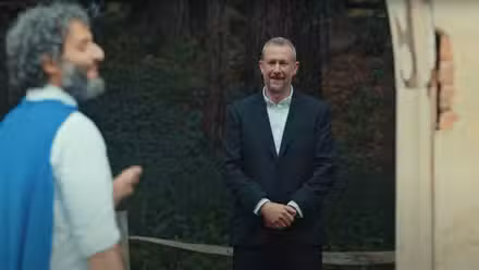 Alex Horne e Jason Mantzoukas rindo no set de Taskmaster