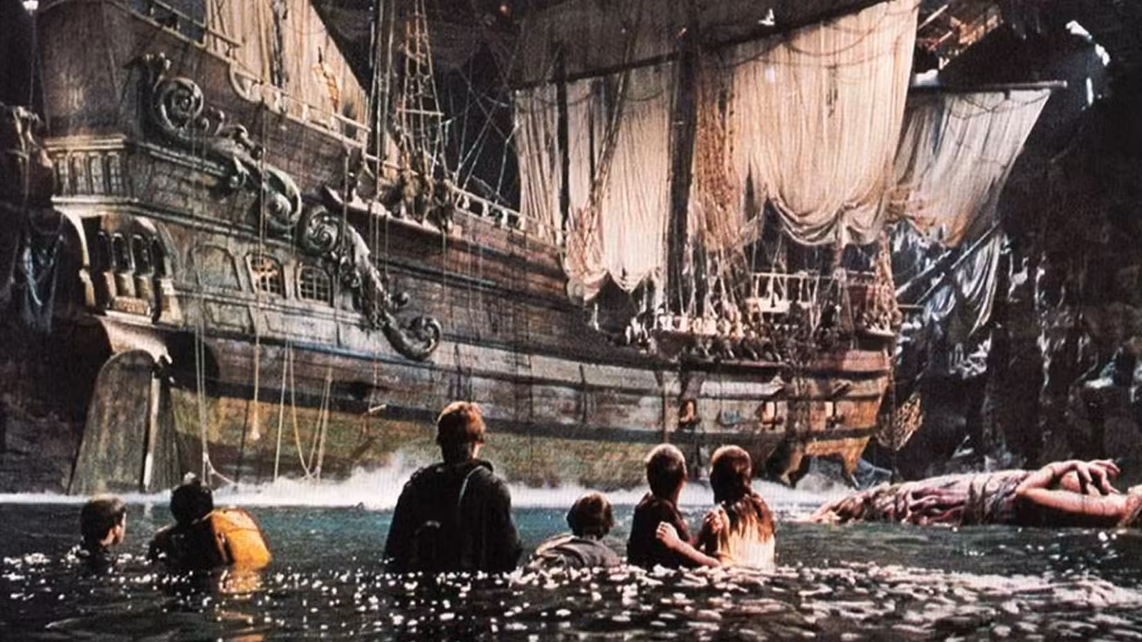 Os Goonies revelando o Inferno, a nave de Willy Caolho. 
