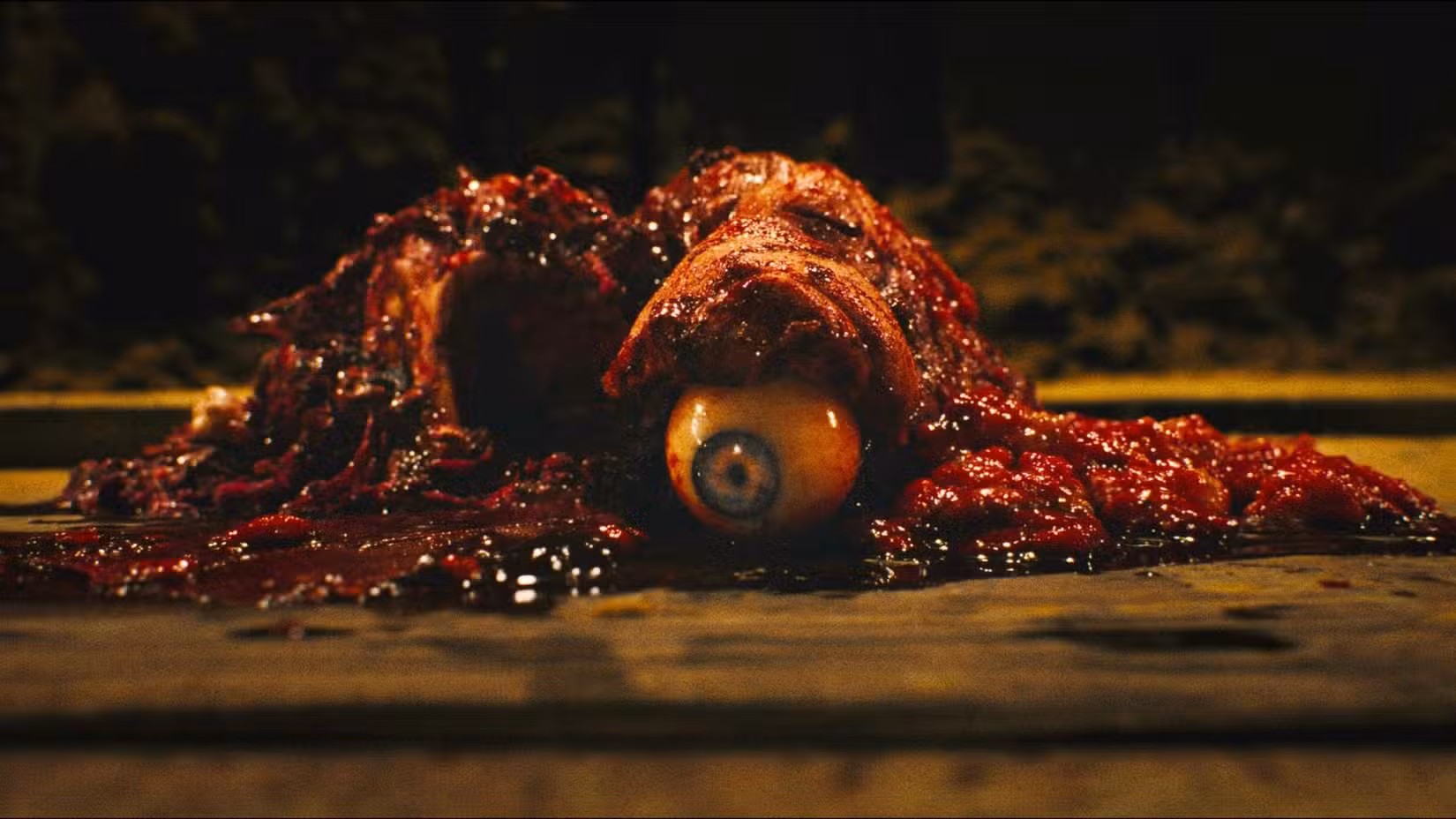 Uma mancha de sangue com um olho preso. 