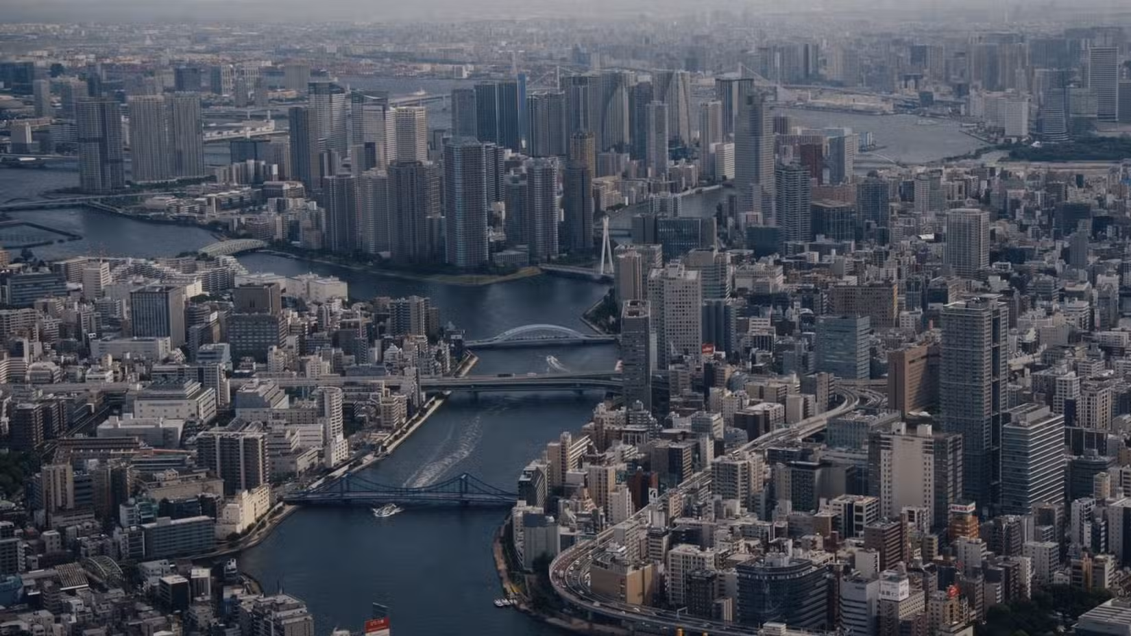 Foto arrebatadora de Tóquio em Tokyo Vice. 