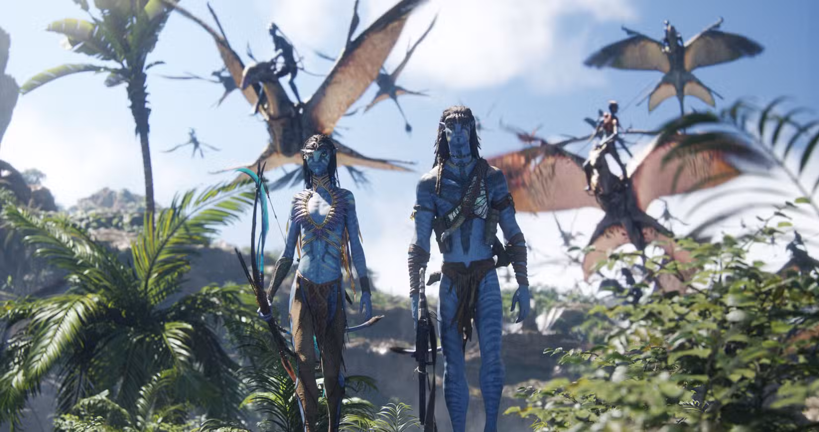 Dois guerreiros Na'vi caminham pela selva com feras voadoras atrás deles em Avatar: Fire and Ash