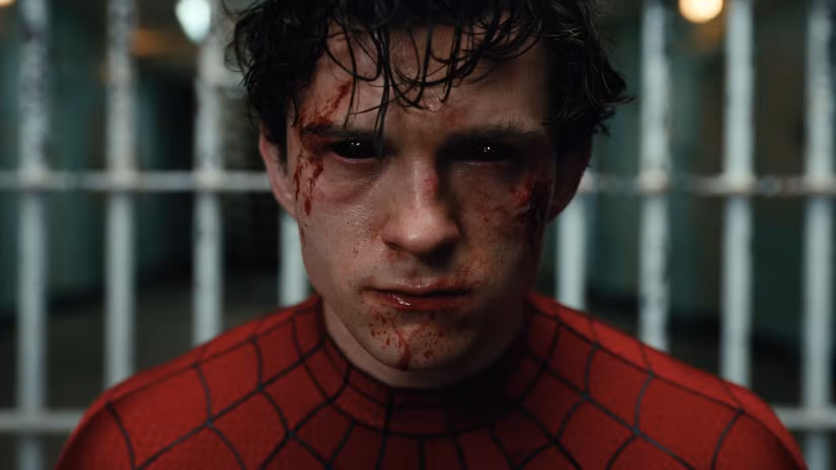Peter Parker está ensanguentado e com os olhos totalmente pretos em uma foto de Homem-Aranha: Novo Dia