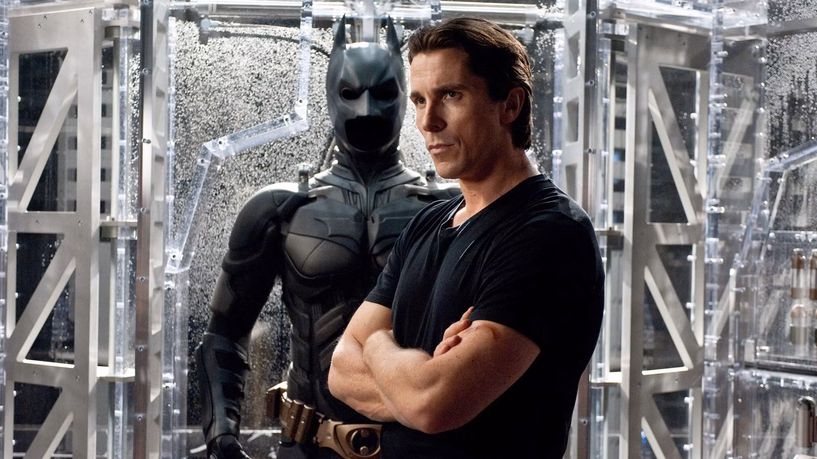 Christian Bale medita na frente do traje do Batman em The Dark Knight Rises