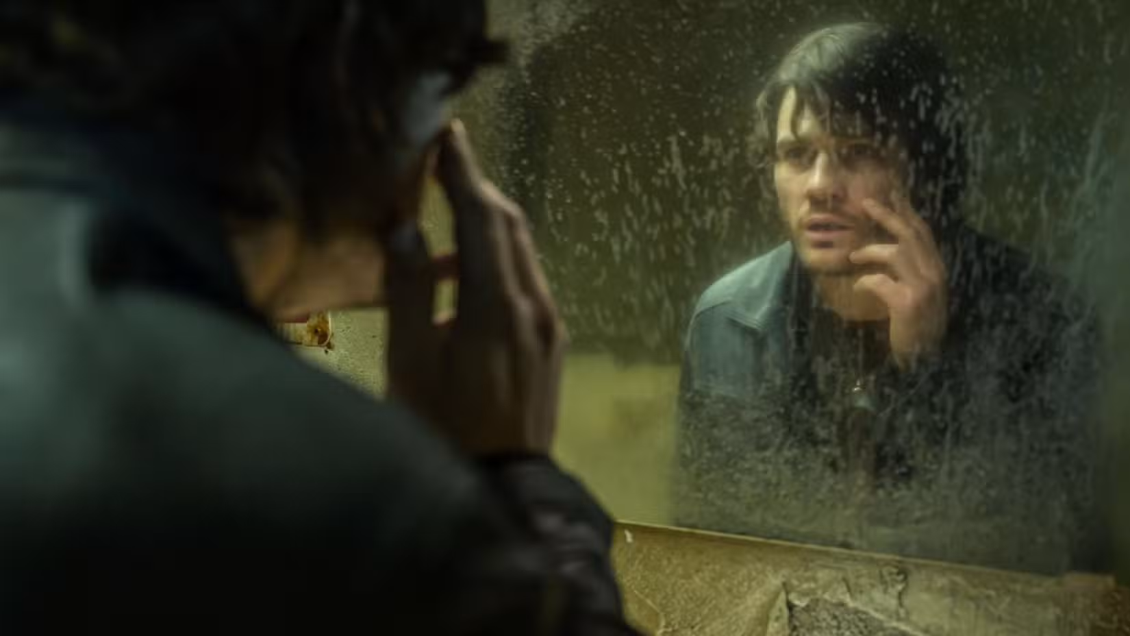 James examina seu rosto no banheiro de uma parada para descanso nos momentos iniciais de Return to Silent Hill.