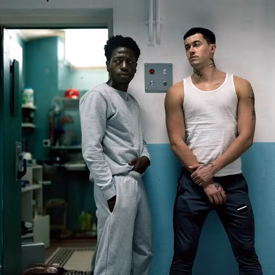 David Jonsson e Tom Blyth vestindo roupas de prisão em Wasteman
