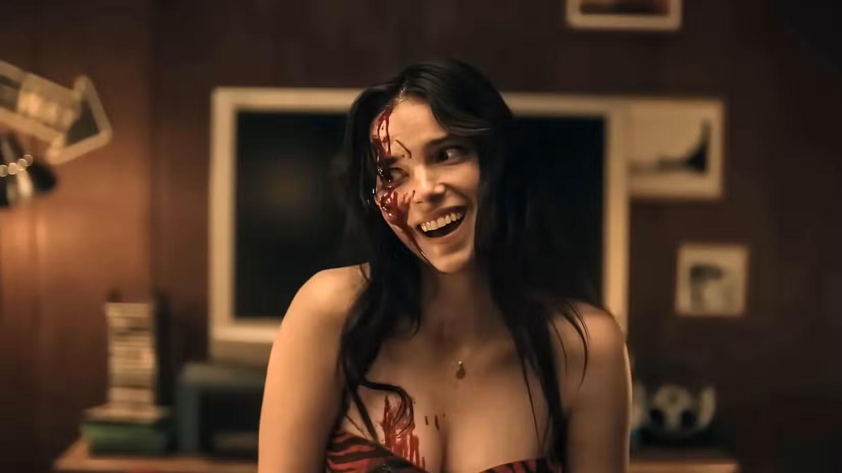 Nikki dando um sorriso enervante enquanto coberta de sangue
