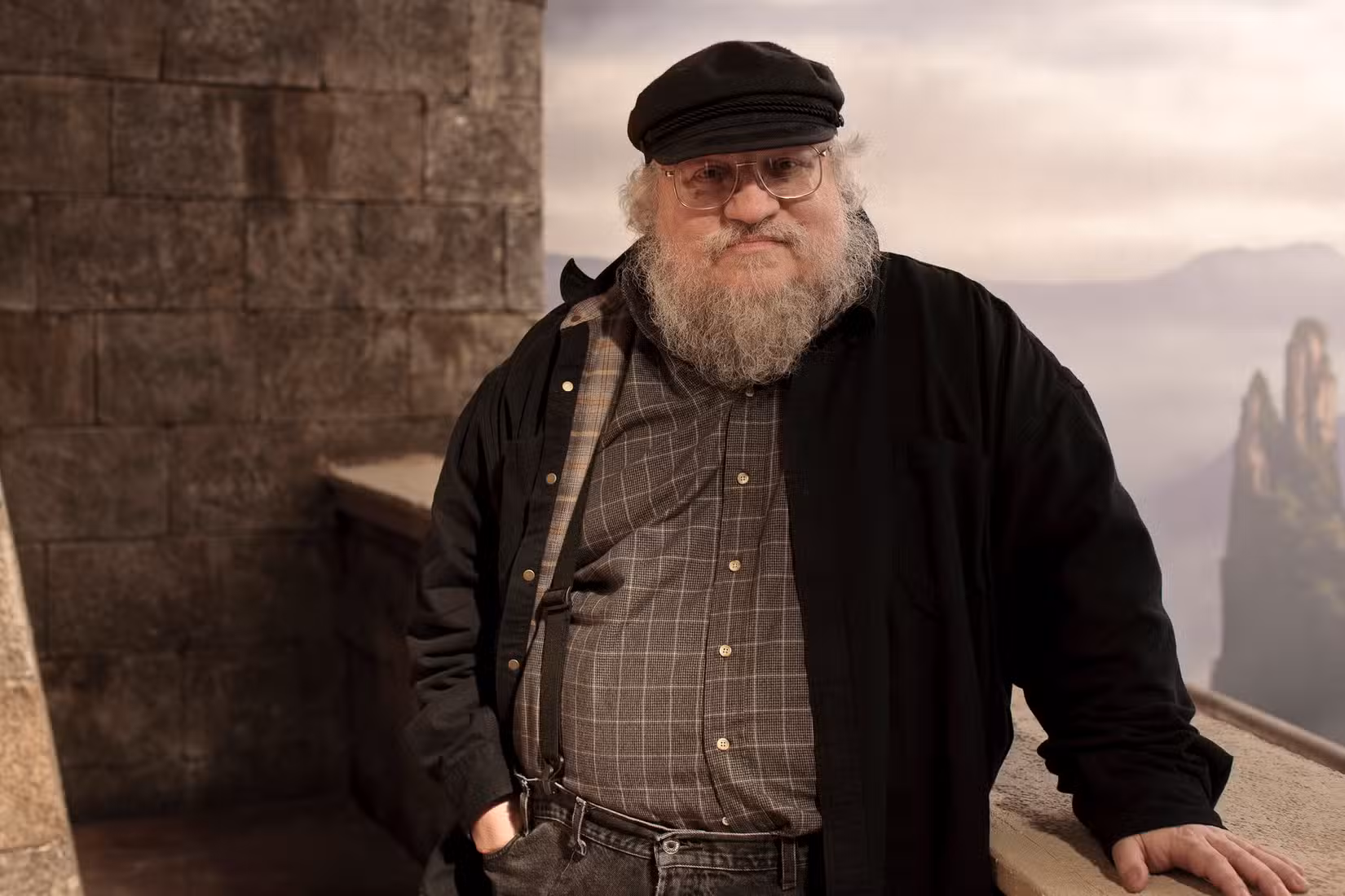 George RR Martin em um castelo para uma sessão promocional de Game of Thrones