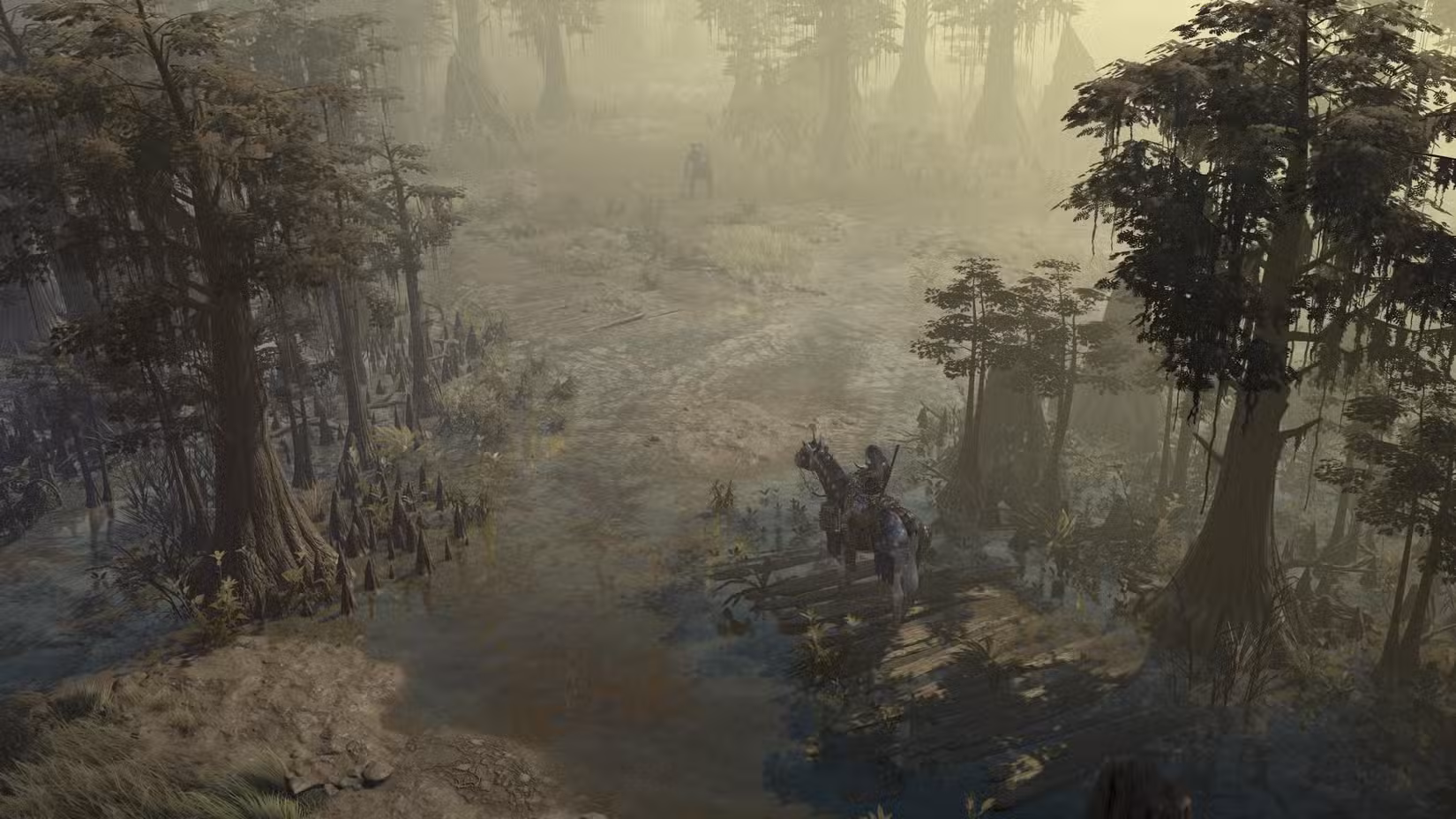 Uma figura a cavalo viaja por uma floresta enevoada e pantanosa em Diablo 4