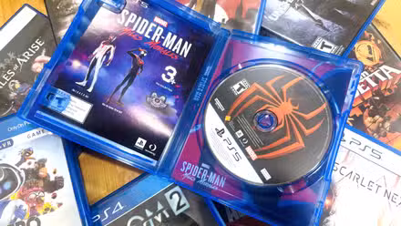 As caixas de jogos PS5 estão empilhadas.