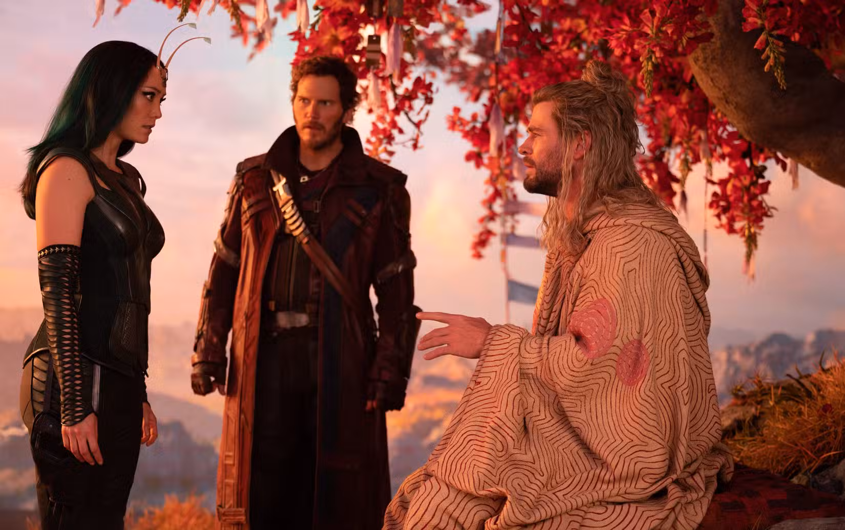 Thor com um manto no topo de uma montanha, conversa com Peter Quill e Mantis em Thor: Love and Thunder