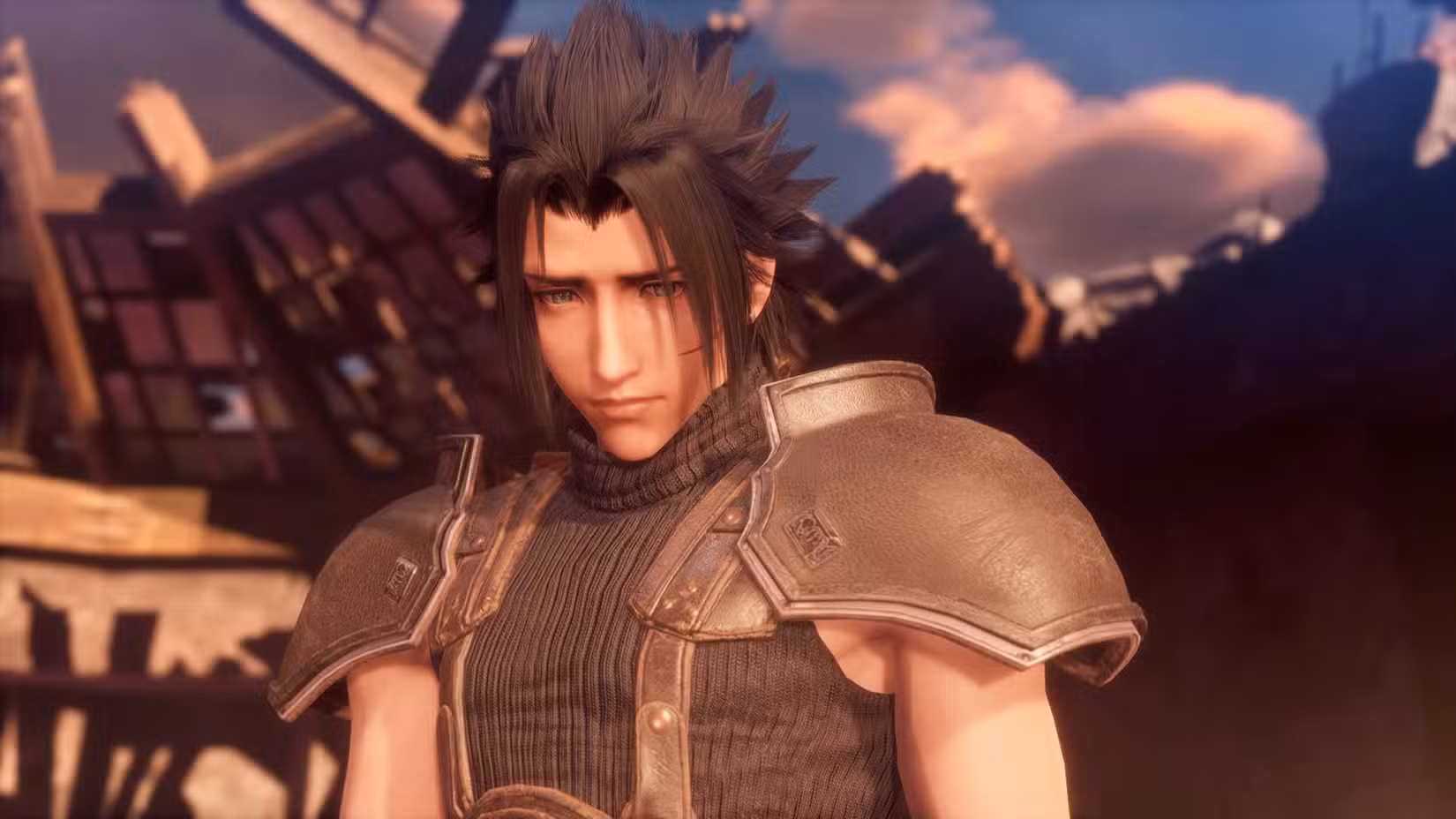 Zack Fair, o protagonista de Crisis Core: Final Fantasy 7 Reunion, olha abaixo da câmera enquanto o sol o cobre pela frente