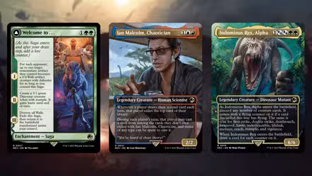 Uma imagem composta dos cartões “Ian Malcolm, Chaotician”, “Indominus Rex, Alpha” e “Bem-vindo a...” do conjunto Jurassic Park Universes Beyond.